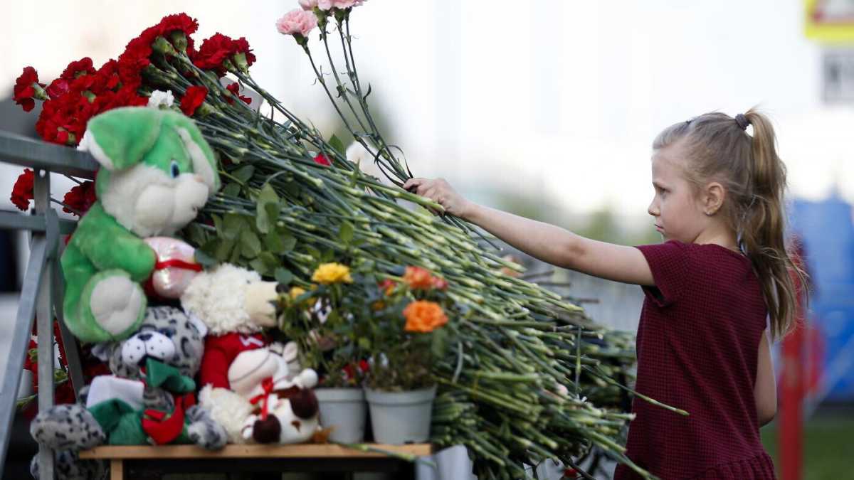 Immagine di A Kazan un ragazzo uccide nove persone. Il Cremlino chiede più controllo su armi e social