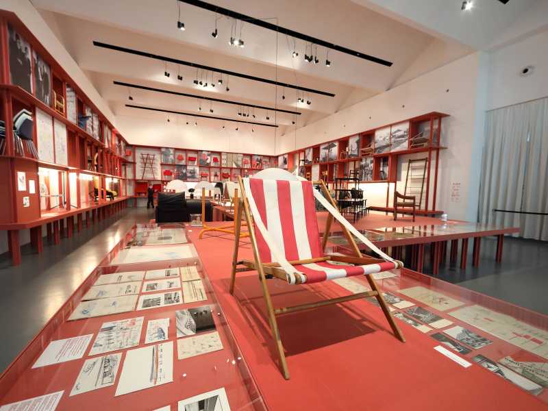 Sala della Triennale di Milano che ospita la mostra 'Vico Magistretti. Architetto milanese" (foto Ansa)&nbsp;<br />
