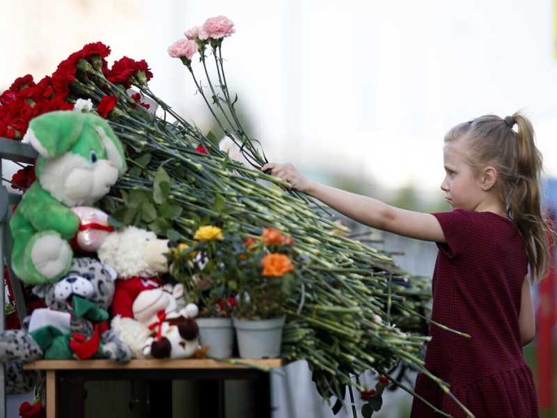 A Kazan un ragazzo uccide nove persone. Il Cremlino chiede più controllo su armi e social