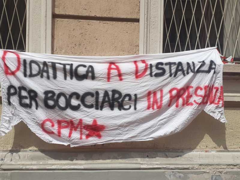 Lo striscione appeso ieri dagli studenti del liceo classico Manzoni di Milano per protestare contro "il fittissimo e insostenibile calendario di interrogazioni" (Ansa)<br /><br />