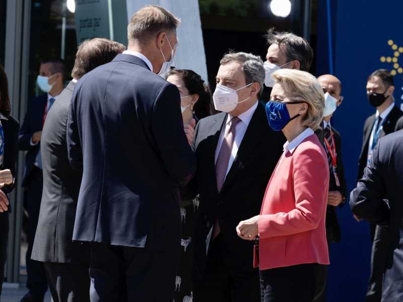 Il premier Mario Draghi con la presidente dell'Unione europea Ursula von der Leyen durante il Social summit in Portogallo (Ansa)&nbsp;<br />