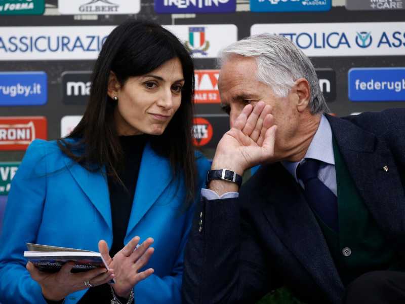 Raggi e l'affetto per Malagò, a cui dava buca e diceva: "Le Olimpiadi? Criminali"