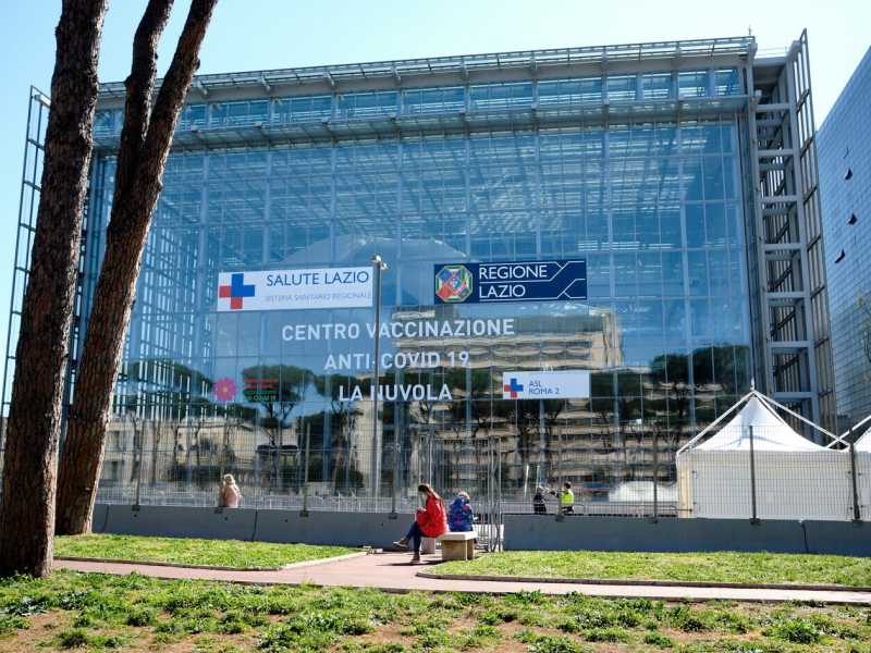 Il centro vaccinale La Nuvola, all'Eur a Roma (LaPresse)