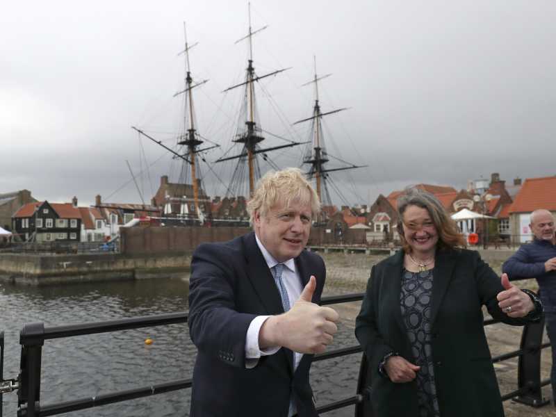 Il premier britannico Boris Johnson con Jill Mortimer, neoeletta a Hartlepool con i Tory (AP Photo/Scott Heppell)