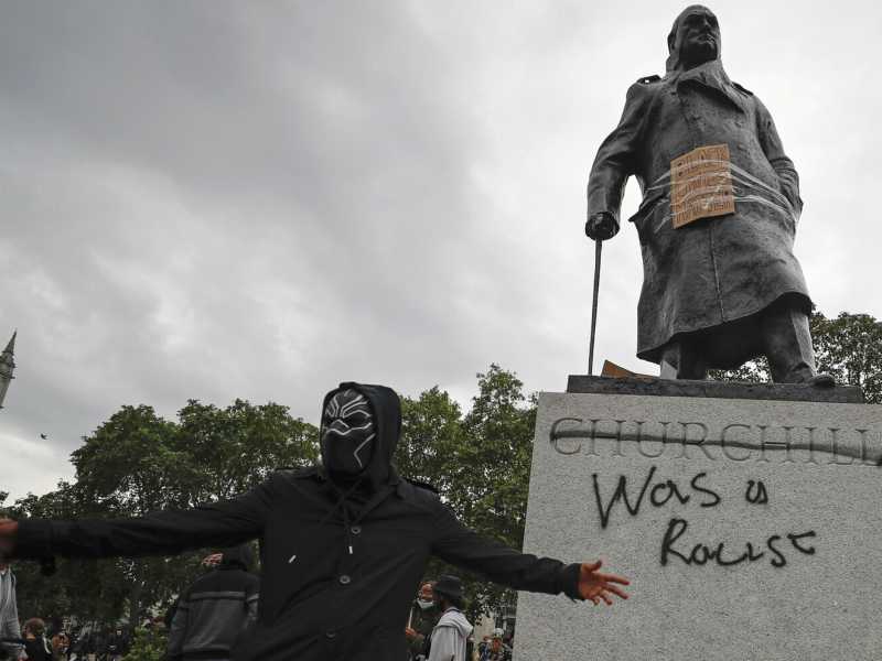 Una statua di Winston Churchill imbrattata a Londra (foto Ap)