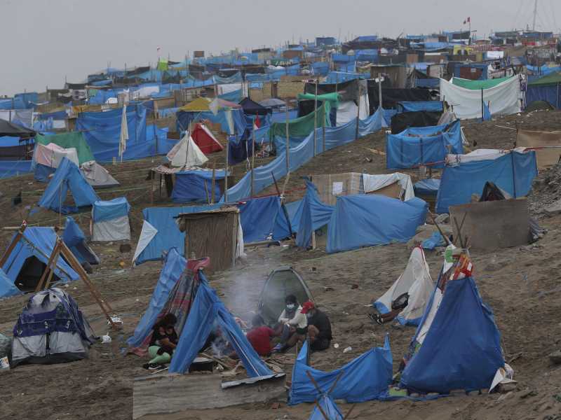 Squatter che non riescono più a pagare l'affitto a causa delle chiusure, Lima, Perù, 22-4-21 (Lapresse)
