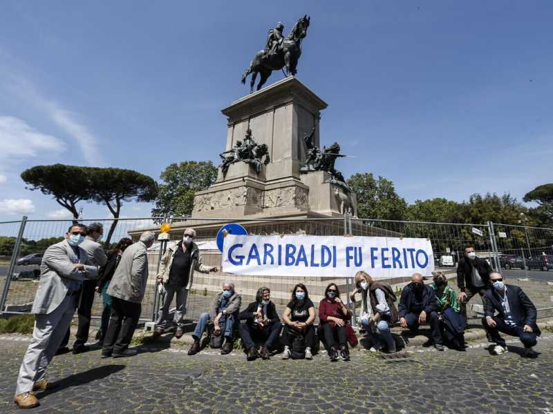 La protesta per la statua di Garibaldi al Gianicolo (Ansa)