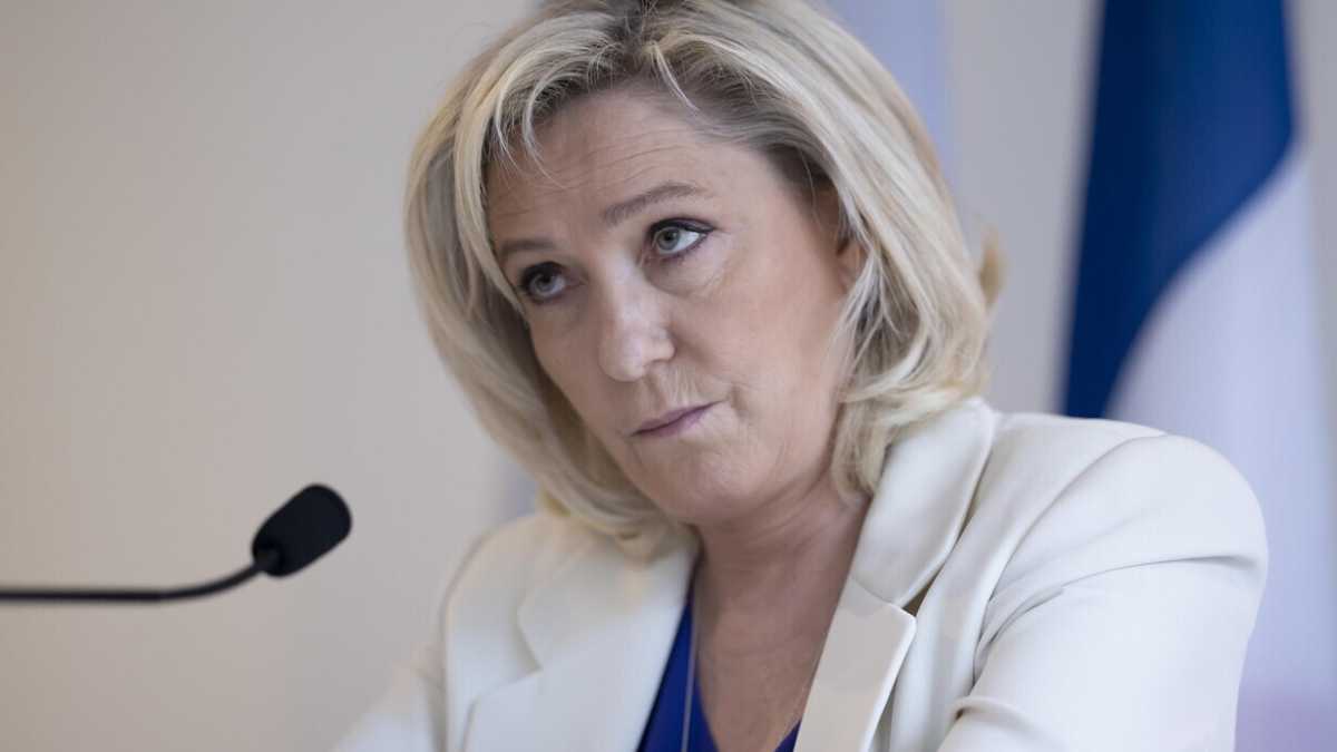 Immagine di Marine Le Pen contro gli organi "del potere macronista"