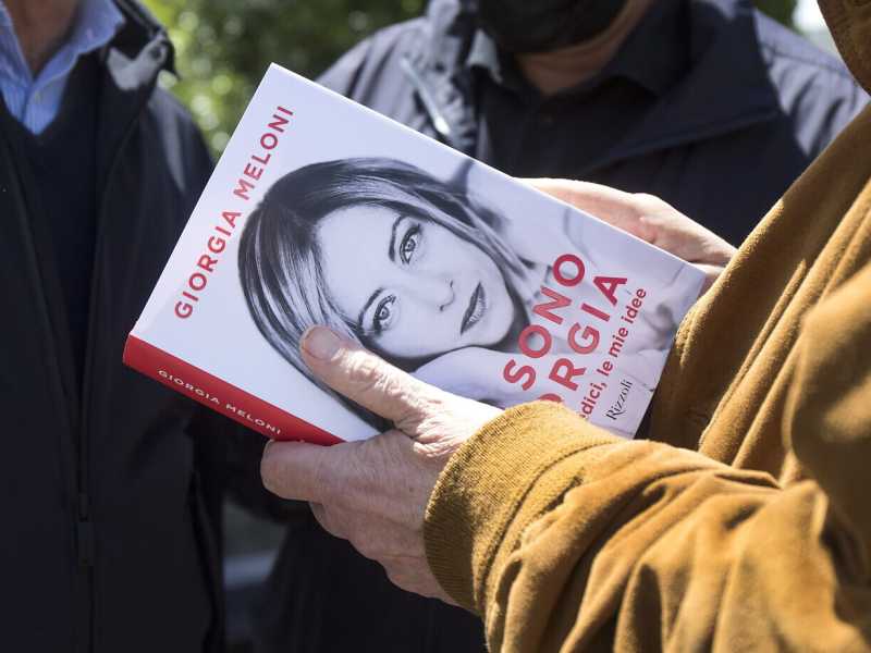I militanti di FdI hanno regalato il libro di Giorgia Meloni davanti al liceo Amaldi dopo che la libreria &ldquo;Le Torri&rdquo; si &egrave; rifiutata di venderlo (LaPresse)