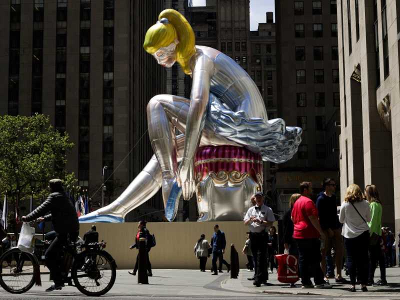 L'installazione della "Ballerina seduta" nel 2017 al Rockfeller Center di New York, opera di Jeff Koons (Ansa)<span style="white-space:pre">									</span>