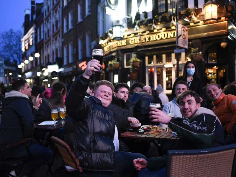 Un pub di Londra, pieno di gente dopo le riaperture (LaPresse)