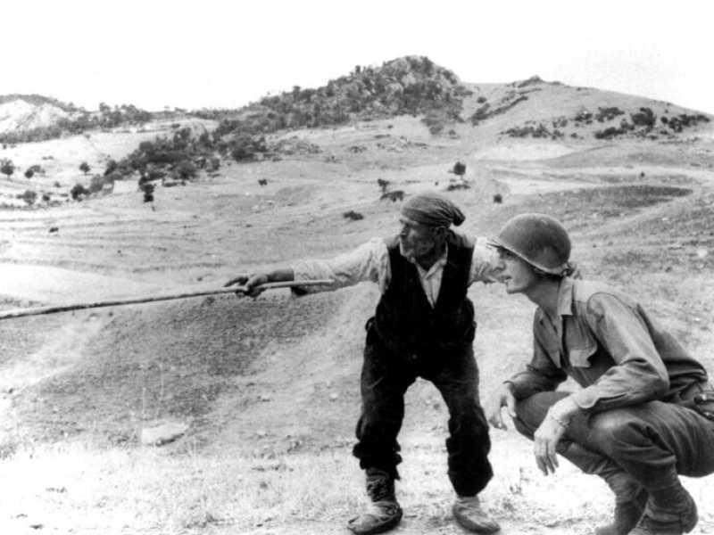 La foto di Robert Capa scattata durante lo sbarco degli alleati in Sicilia (Ansa)