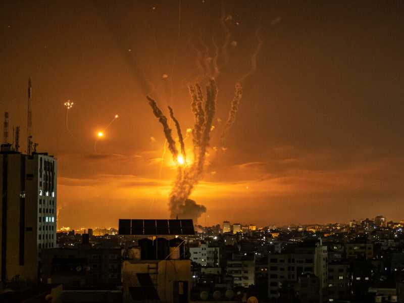 Razzi lanciati verso Israele dalla Striscia di Gaza e la risposta del sistema di difesa missilistico israeliano Iron Dome (Foto di Fatima Shbair / Getty Images) <br />