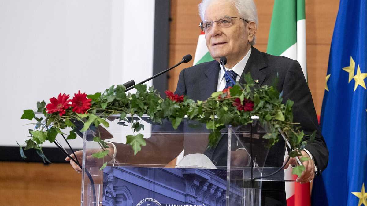 Immagine di Mattarella avverte il Pd (e non solo): "Sono vecchio, tra otto mesi mi riposo"