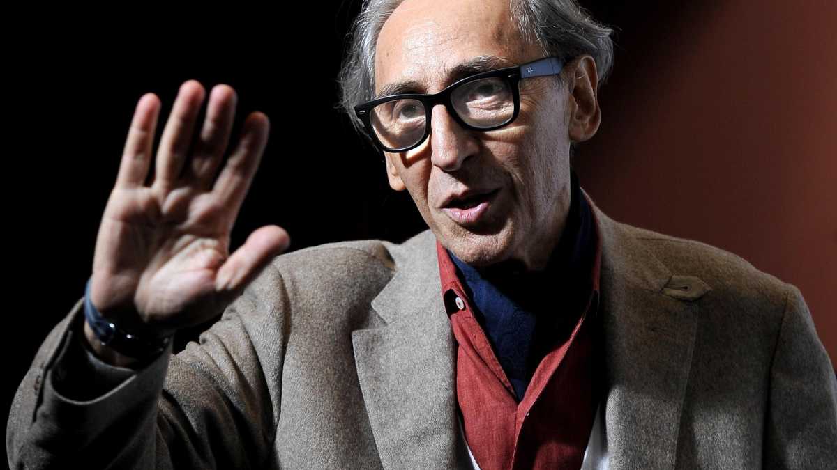 Immagine di Né di qua né di là. Perché Battiato è un raro caso di libertà italiana