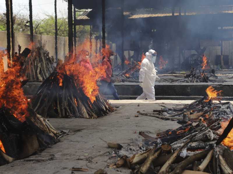 Crematori a cielo aperto a Delhi, in India (LaPresse)