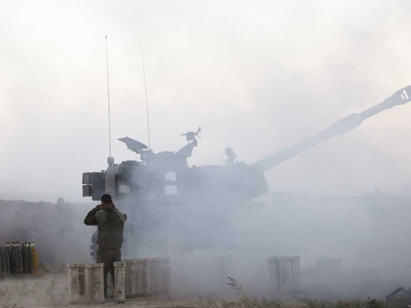 Un soldato israeliano e un'unit&agrave; di artiglieria al confine tra Israele e la Striscia di Gaza il 18 maggio 2021 (foto di Amir Levy / Getty Images)&nbsp;<br />