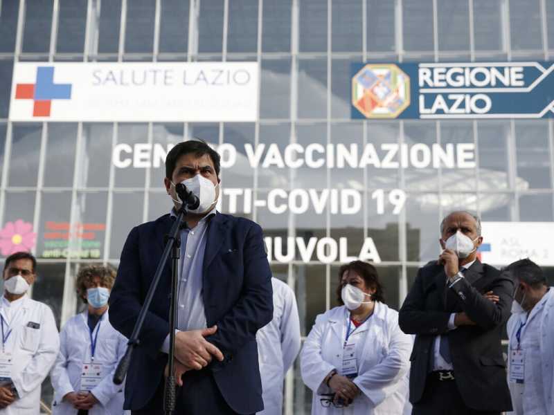 &nbsp;Alessio D'Amato, assessore alla Salute del Lazio, all'inaugurazione dell'Hub vaccinale la Nuvola di Roma (LaPresse)