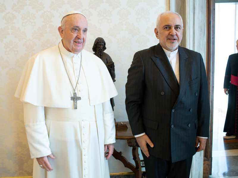 Papa Francesco e il ministro degli Esteri iraniano Javad Zarif (LaPresse)&nbsp;