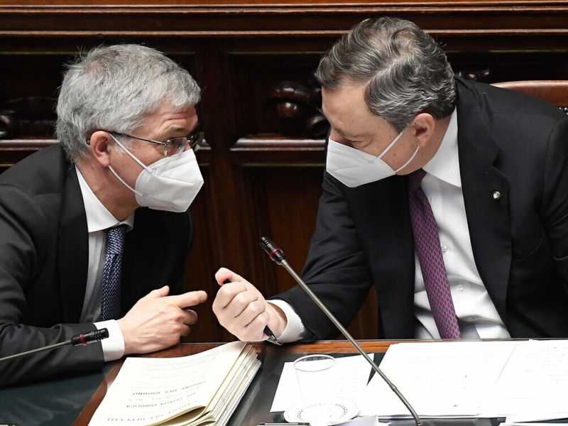 Il ministro dell'Economia Daniele Franco e il premier Mario Draghi (Ansa)