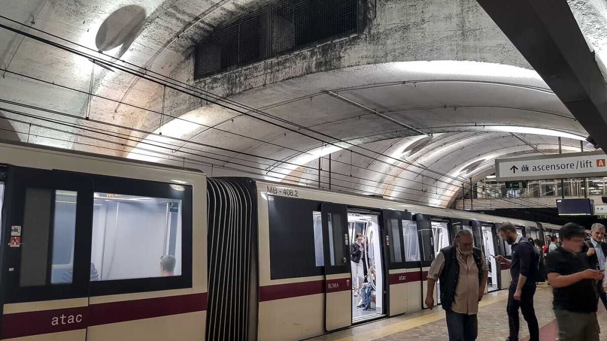 Immagine di Esperienza lisergica: la metro a Termini, entri nella A esci nella B
