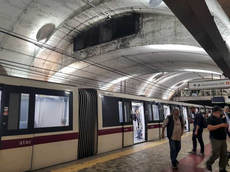 Esperienza lisergica: la metro a Termini, entri nella A esci nella B