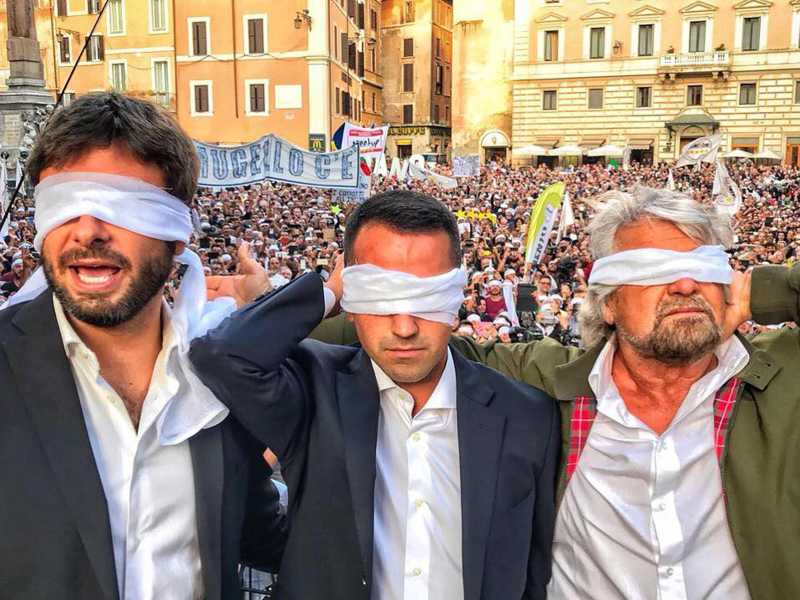 Alessandro Di Battista, Luigi Di Maio e Beppe Grillo durante una manifestazione del M5s nel 2017 (Ansa)