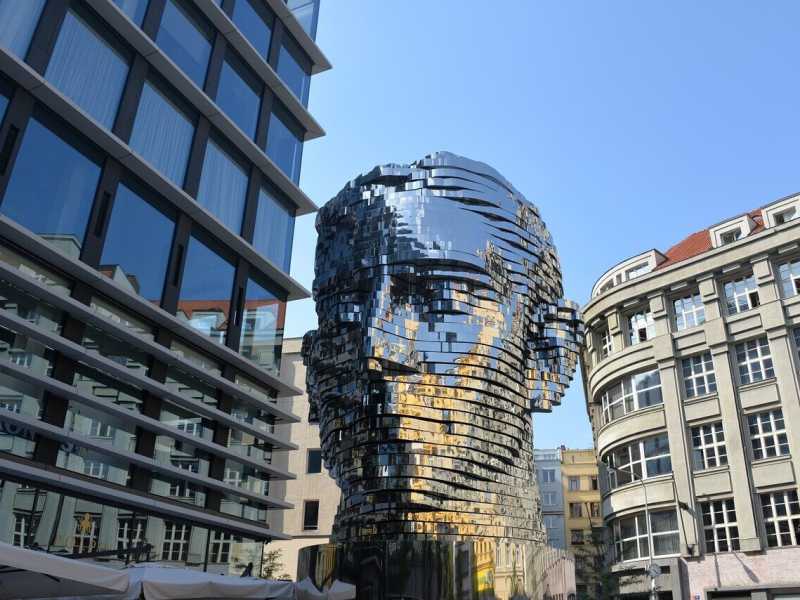 Monumento a Franz Kafka, a Praga (foto Pixabay)