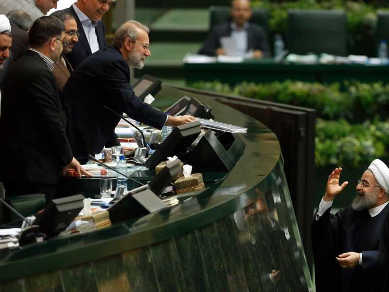 L'Iran vota in bianco e nero