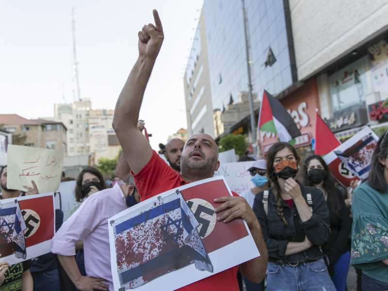 Manifestanti pro Palestina sovrappongono la stella di David alla svastica nazista (LaPresse)&nbsp;