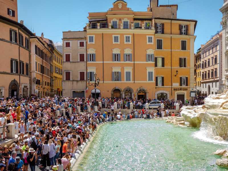 La fontana di Trevi in epoca pre-Covid (foto Unsplash)