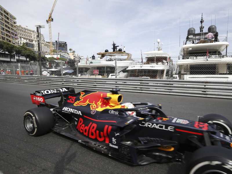 Verstappen leader del Mondiale nel giorno dell'autogol Ferrari