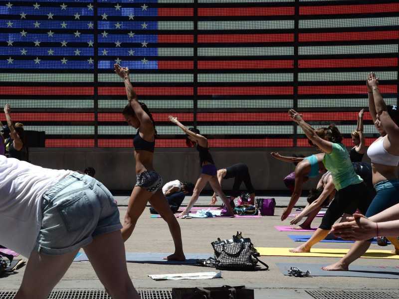Una lezione di Yoga a Times Square, New York, nel 2012 (Ansa)&nbsp;<br />