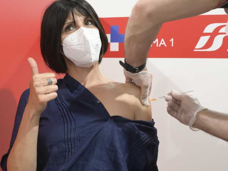 L'Open weekend vaccinale organizzato alla stazione Termini di Roma, il 15 maggio scorso (foto Ansa)