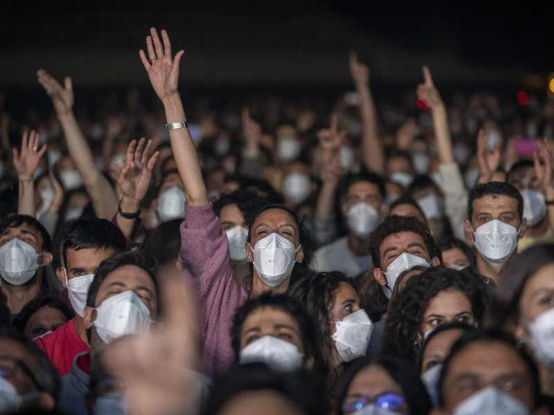 A fine marzo c'&egrave; stato il primo concerto live a Barcellona, per un esperimento clinico con cinquemila persone (LaPresse)