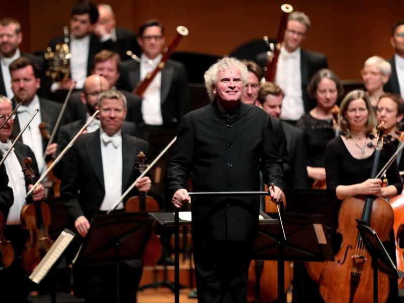 La London Symphony Orchestra diretta da Sir Simon Rattle &egrave; tornata in concerto dopo 14 mesi di assenza il 18 maggio scorso. Nella foto Ansa, a Bogot&agrave; nel 2019