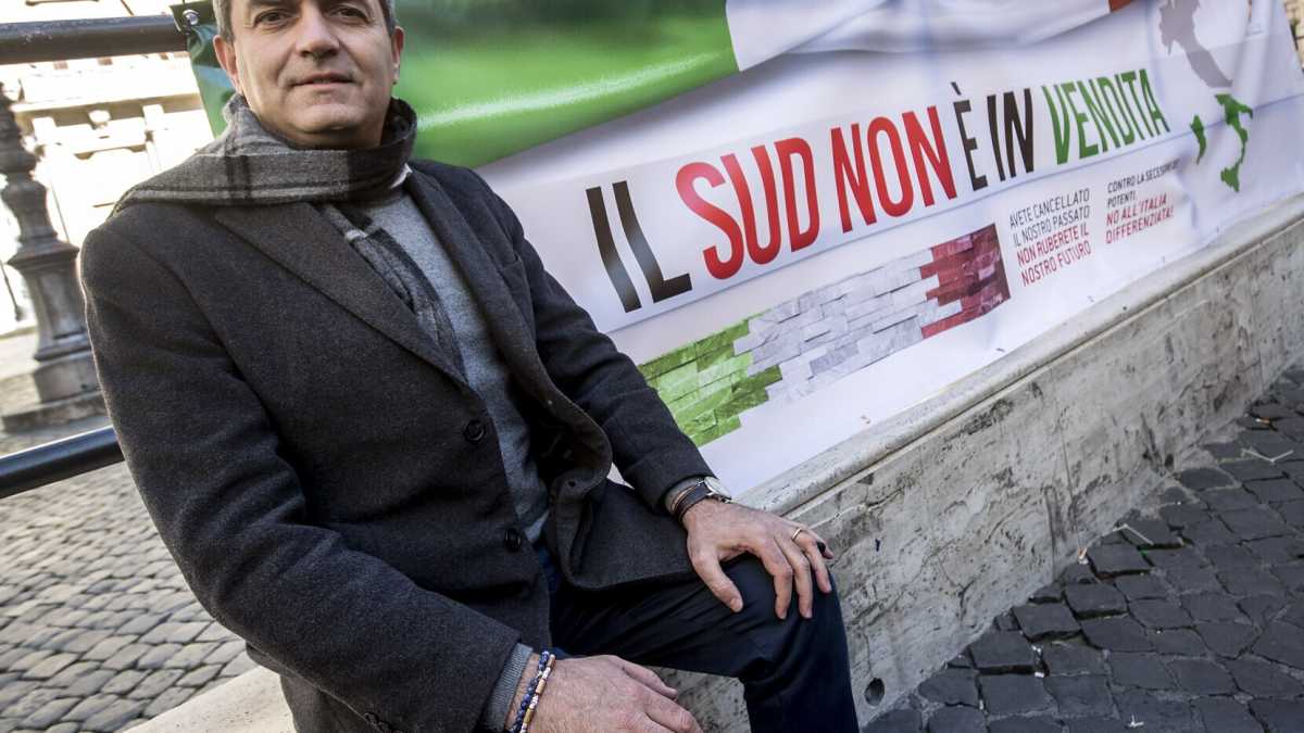 Immagine di Il disastro De Magistris come epifenomeno di una città afona