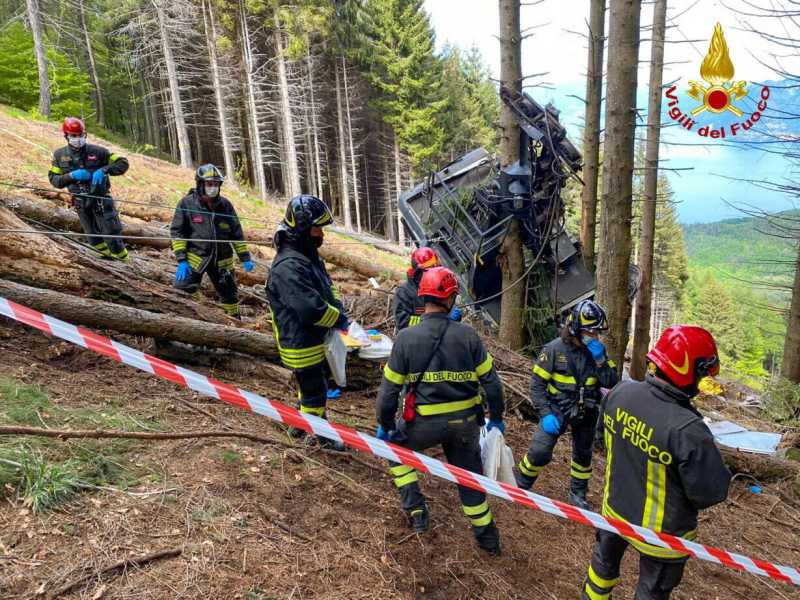 Vigili del fuoco a lavoro sul luogo dell'incidente, tra Mottarone e Stresa (Ansa)