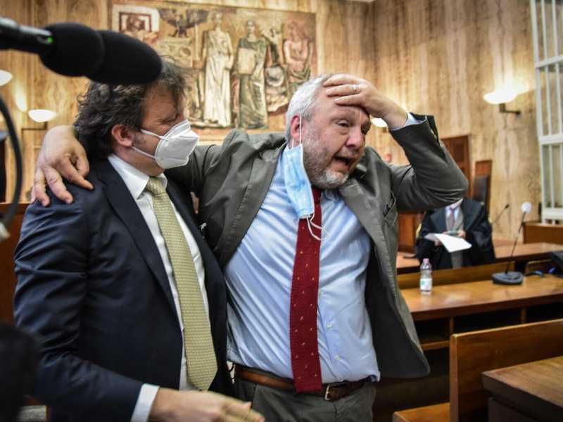 L'ex sindaco di Lodi Simone Uggetti dopo la sentenza di assoluzione (Foto Ansa)