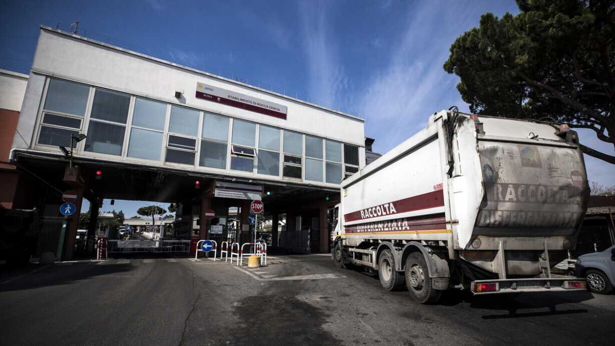 Immagine di Raggi esulta per la sentenza del Tar sui rifiuti, senza averla capita