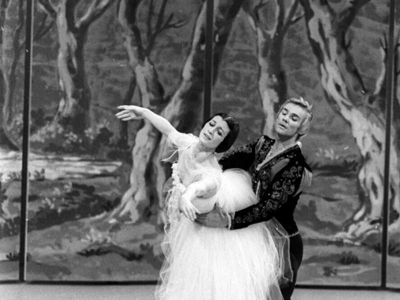 Carla Fracci e Vladimir Vassiliev si esibiscono al Teatro 10 (Archivio Ansa)<br />