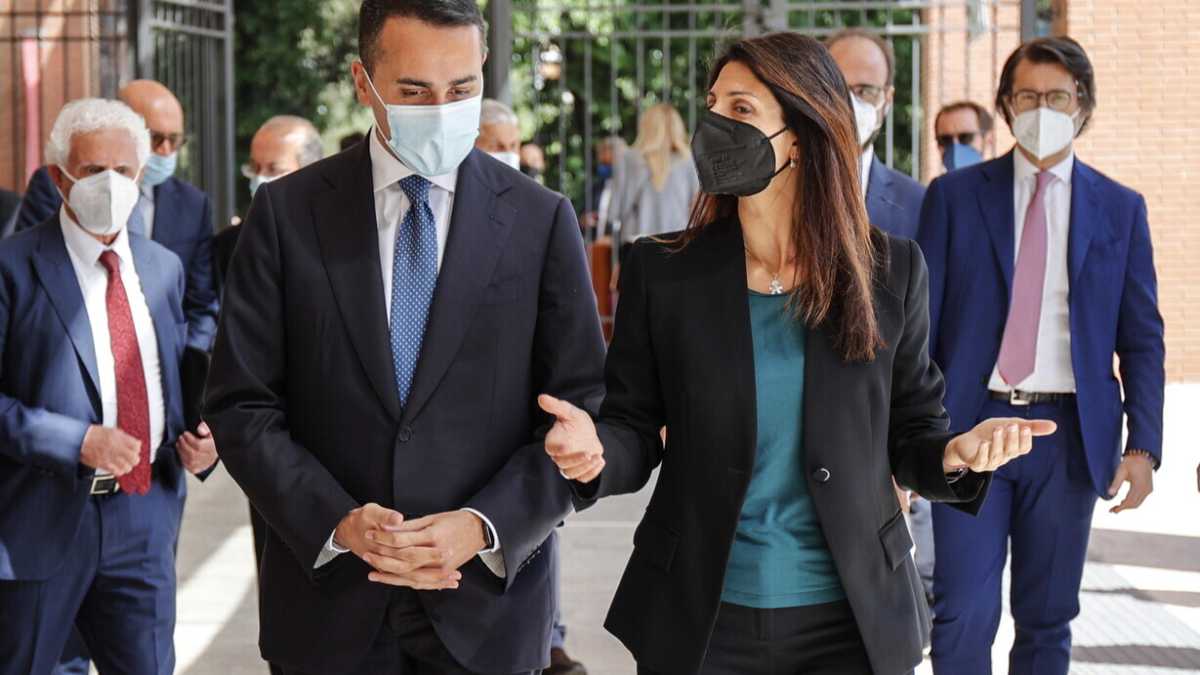 Immagine di La Raggi, Dibba e gli altri. Tutte le reazioni grilline alle scuse di Di Maio