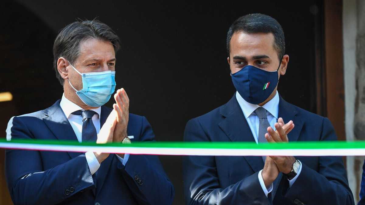Immagine di "È il solito furbo". Lo sfogo di Conte contro Di Maio, poi la frenata: "Segue la mia linea"