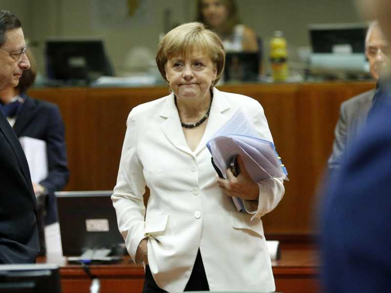 Mario Draghi e Angela Merkel (Ansa)