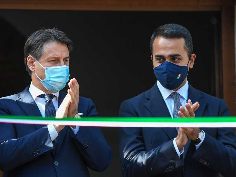 "È il solito furbo". Lo sfogo di Conte contro Di Maio, poi la frenata: "Segue la mia linea"