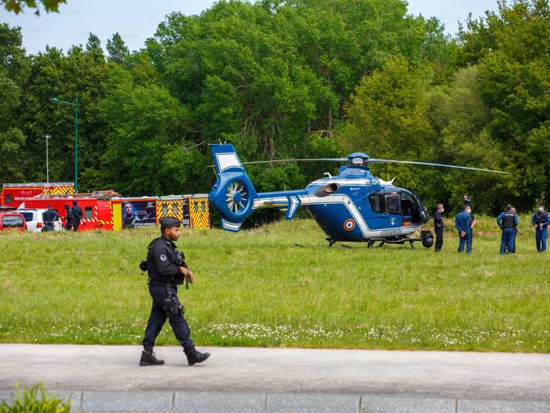 Polizia e vigili del fuoco francesi si trovano vicino La Chapelle-sur-Erdre, luogo dell'attentato (LaPresse)&nbsp;<br />