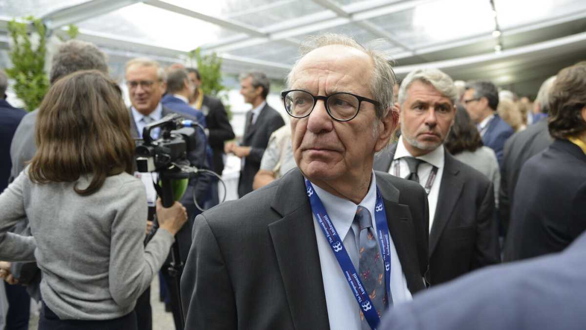 Immagine di Il finto aiuto ai giovani e le banche da aggregare. Padoan a ruota libera