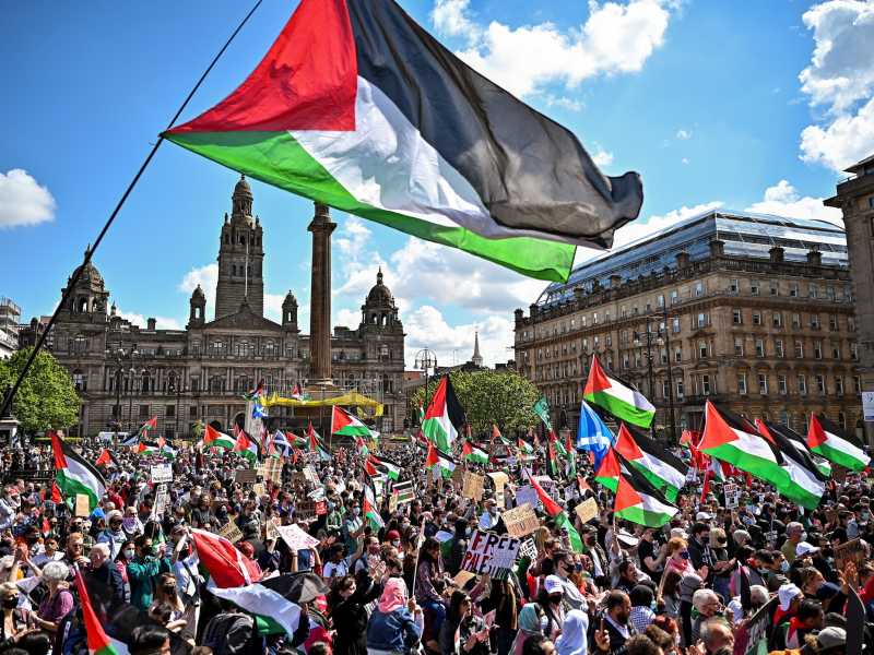 Manifestazione in solidariet&agrave; alla Palestina a Glasgow (Jeff J Mitchell/Getty Images)&nbsp;<br />