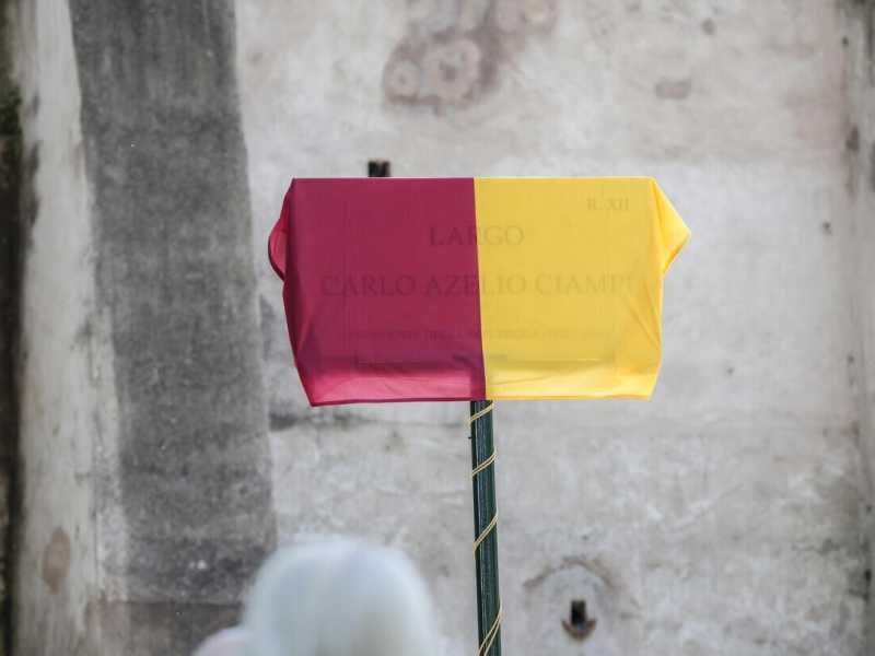 La targa intitolata a Ciampi con il nome sbagliato, segno del pressapochismo del Campidoglio