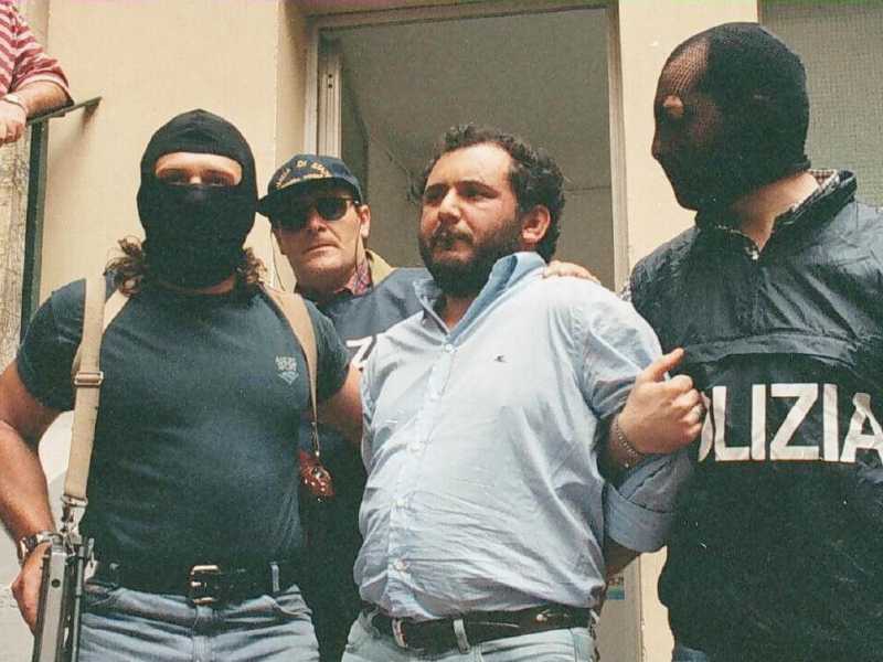 <span style="color: rgb(46, 45, 45); font-size: 12px;">Giovanni Brusca condotto in carcere dopo la sua cattura, il 21 maggio 1996 (foto Ansa)</span>